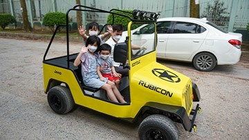 Ông bố 9X chi 30 triệu đồng, tự chế tạo xe ô tô điện chở con đi học