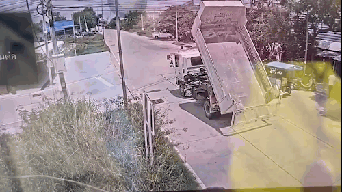 Quên hạ thùng, nữ tài xế xe ben ‘hạ gục’ 5 cột điện