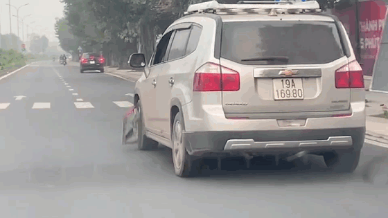 Bị khóa bánh, ô tô vẫn chạy bon bon trên đường