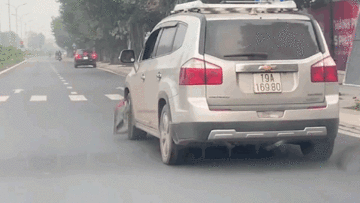 Bị khóa bánh, ô tô vẫn chạy bon bon trên đường