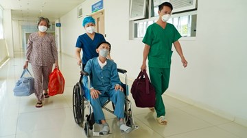 Bệnh viện Covid-19 lớn nhất nước tiễn những bệnh nhân cuối cùng xuất viện