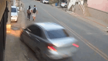 Khoảnh khắc cặp vợ chồng thoát hiểm 'xe điên' trong gang tấc