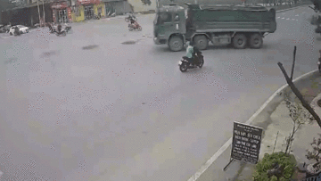 Lạng lách vượt đèn đỏ, nam thanh niên khiến bạn gái va đầu vào xe ben