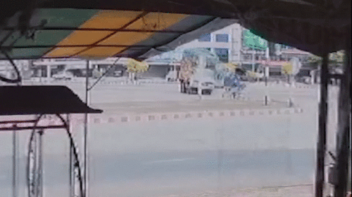 Cụ ông bán vé số phản ứng cực nhanh tránh kịp xe tải bị lật