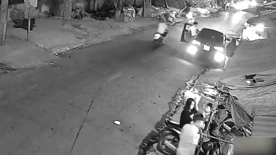 Vừa bước lên ghế lái, người đàn ông khiến cả phố hoảng sợ, la hét