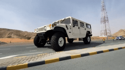 Ngỡ ngàng với chiếc SUV Hummer H1 'siêu to khổng lồ' di chuyển trên phố