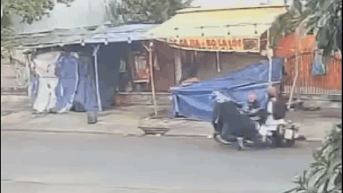 Giật điện thoại nữ sinh, 2 tên cướp phải bỏ xe chạy thoát thân