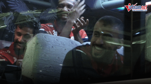 Cầu thủ Oman làm 'trình diễn múa quạt', bắn tim khi đến Hà Nội