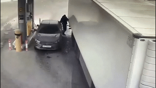 Tài xế suýt mất mạng vì bất cẩn bị kẹp giữa 2 ô tô ở cây xăng