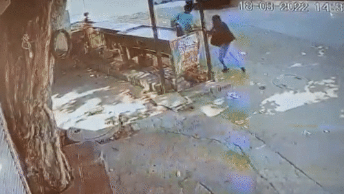 Nhanh chân bỏ chạy, 2 thanh niên thoát cú đâm trực diện của xe buýt