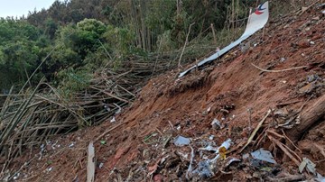Máy bay rơi ở TQ: Cứu hộ vất vả đến hiện trường, chưa tìm thấy ai sống sót