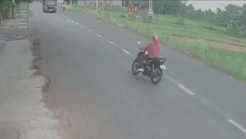 Chạy lấn làn, xe máy bị xe tải tông trúng 2 lần liên tiếp