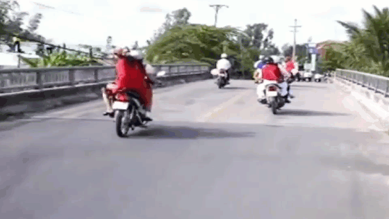 Diện váy ngồi lệch, người phụ nữ nhận cái kết ‘sấp mặt’