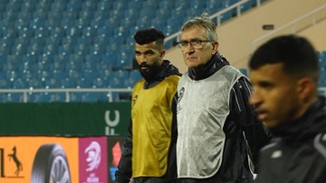 HLV 70 tuổi của tuyển Oman đội mưa lớn, theo dõi học trò tập đá đối kháng