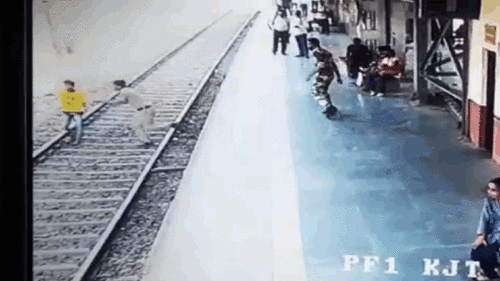 Cảnh sát phản xạ cực nhanh cứu thanh niên định lao vào tàu hỏa tự tử