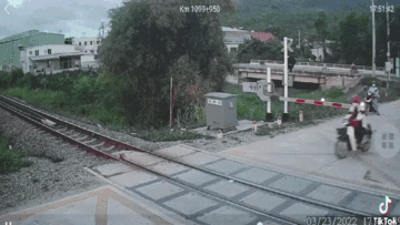 Nam thanh niên liều lĩnh vượt qua barie bị tàu tông tử vong