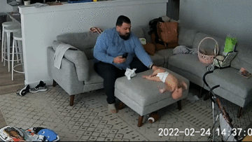 Nhanh tay cứu con khỏi thảm kịch và hành động hài hước của ông bố sau đó