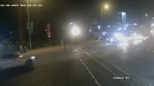 Cố vượt qua gác chắn đường sắt, xe bán tải bị tàu hỏa tông trúng