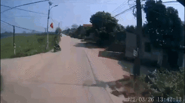 Xe ben bị lật vì tránh xe điện sang đường, camera chỉ rõ cả 2 cùng lỗi