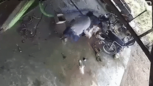 Thợ sửa xe &apos;tụt quần chữa cháy&apos; làm ai cũng choáng