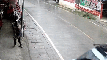 Người đàn ông 'ba chân bốn cẳng' bỏ chạy ngay trước đầu ôtô mất lái