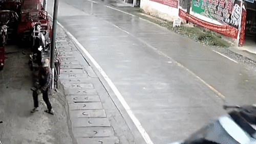 Người đàn ông 'ba chân bốn cẳng' bỏ chạy ngay trước đầu ôtô mất lái