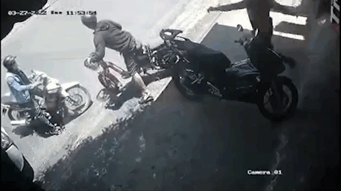 Hai thanh niên trộm xe đạp điện còn đôi co với chủ nhà