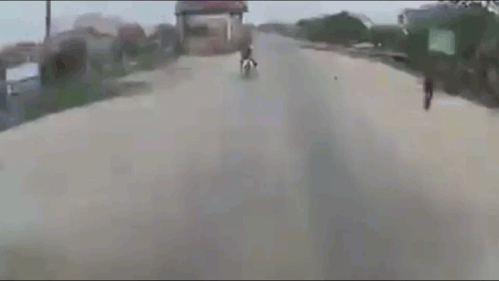 Khoảnh khắc 2 thanh niên vứt xe bỏ chạy, thoát hiểm trong gang tấc