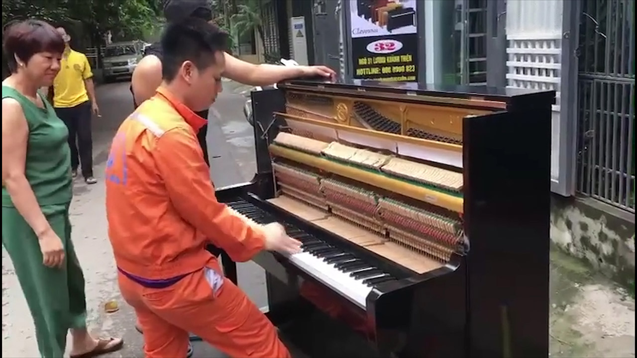 Anh thợ điện ngẫu hứng chơi piano giữa phố gây sốt