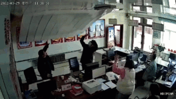Trần nhà văn phòng bất ngờ bị sập, nhân viên chỉ kịp giơ tay che đầu
