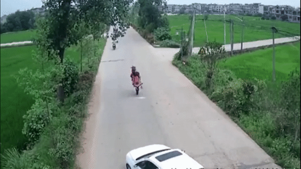 Chạy xe phân khối lớn với tốc độ cao, nam thanh niên cắm đầu vào ô tô