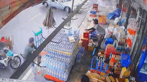 Xe bán tải lao vào cửa hàng tiện lợi và phản xạ 'cực nhanh' của nhân viên