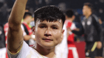 Khoảnh khắc Quang Hải 'đỏ mắt' chia tay CĐV tại Hàng Đẫy