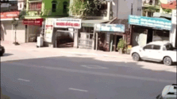 Khoảnh khắc xe bán tải bất ngờ lao vào nhà dân, tông sập cổng